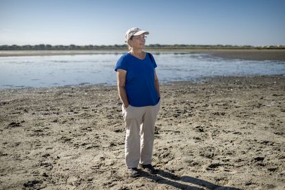La bióloga Carmen Díaz, en la laguna Santa Olalla de Doñana. 