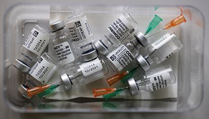Viales vacíos de la vacuna Comirnaty de Pfizer-BioNTech, en una consulta en Alemania.