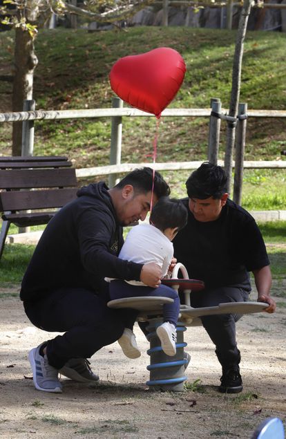 La pequeña E. juega con sus tíos Matías y Ezequiel en un parque de Terrassa a principios de octubre.