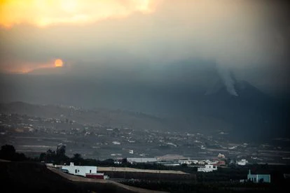 Amanecer del volcán de Cumbre Vieja con la nube de ceniza, desde la montaña de Triana, en Los Llanos de Aridane, a 3 de noviembre de 2021.