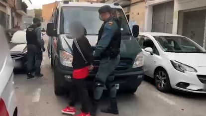La Guardia Civil detiene a 13 miembros de la banda latina Blood, incluidos los dirigentes nacionales.