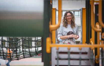 Hace unos 10 años, Aroa Vaello y una matrona compañera de su hospital se dieron cuenta que les faltaba conocimiento para afrontar los casos de duelo perinatal. Decidieron formarse para ayudar a las familias que lo necesitaban y cambiar la cultura hospitalaria. Más tarde, en 2018, un grupo de madres acudió a ellas. “Hablé con una de estas mujeres. 'No sabes cuánto tiempo llevaba esperando este momento’, me dijo. A partir de entonces adquirimos un compromiso total y actuamos”, relata. /MARCOS ALONSO