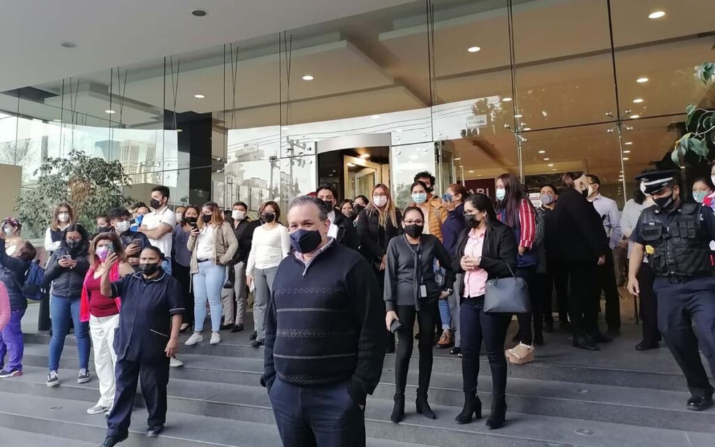 Liberan a trabajadores de Insabi tras ocho horas de estar retenidos por médicos despedidos de Oaxaca