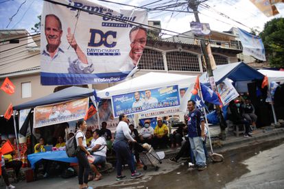 Pancartas y postes del candidato presidencial del Partido Nacional Nasry Asfura. 