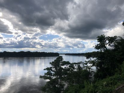 Vista de una isla sobre el río Pastaza desde Sharamentsa, Ecuador.