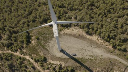 Vista aérea de un aerogenerador en la comarca del Baix Camp, Tarragona, vecina del Matarraña.