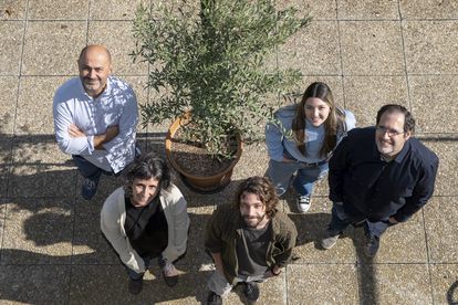 Juan Ramón Martínez, Silvia Naranjo, Ismael Sospedra, María del Valle y Javier López-Ríos, junto al olivo en memoria del fallecido José Luis Gómez Skarmeta.