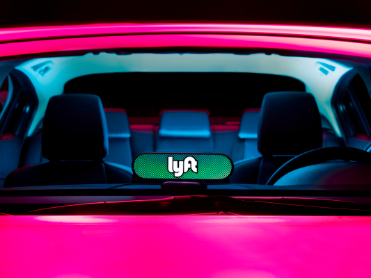 Lyft establece la meta de mil millones de viajes eléctricos autónomos por año para 2025