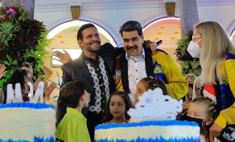 Maduro festeja con mariachi sus 59 años; Montero le canta 'Las Mañanitas' y 'El Rey'