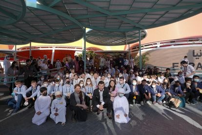 Carlsen y Judit Polgar, con jugadores del Mundial Escolar en el Pabellón de España de la Expo de Dubái. 