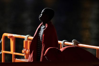 Salvamento Marítimo rescata una patera con 52 inmigrantes el pasado 25 de octubre en el muelle de Arguineguín.