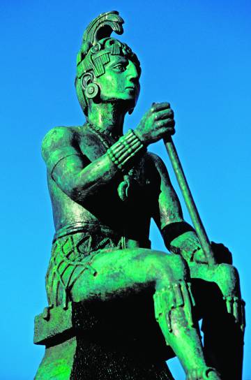 Estatua de un guerrero maya en la ciudad de Ticul.