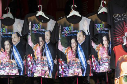 Varias camisas con la imagen de la pareja presidencial Daniel Ortega y Rosario Murillo, exhibidas en la avenida Bolívar de Managua, el 1 de noviembre.