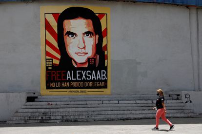 Una mujer camina por delante de un cartel de Alex Saab, en Caracas en septiembre de 2021.