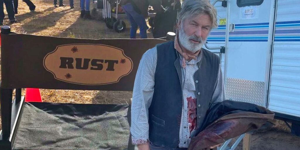 Miembro de la tripulación de Rust demanda a Alec Baldwin y otros por disparar en el set