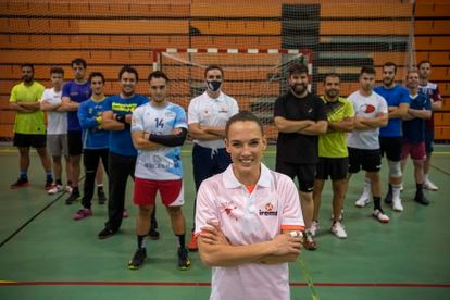 Mireia Rodríguez posa con sus compañeros de equipo. 