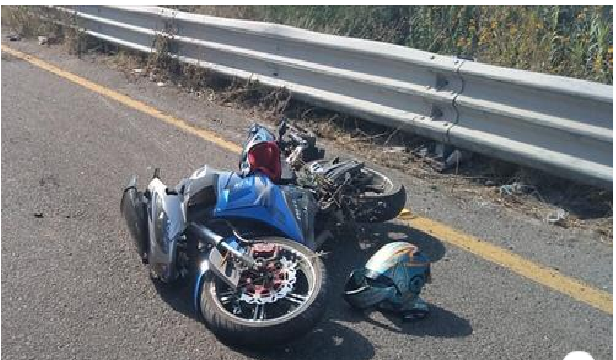 Muere motociclista, iba con su familia, su hijo y su esposa, se debaten entre la vida y la muerte, en San Juan del Río