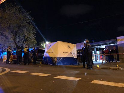 Cordón policial en los alrededores del colegio, esta tarde.