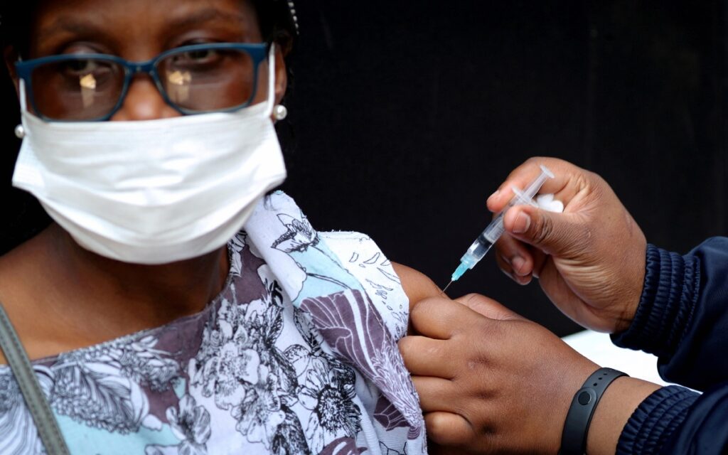 Países de Asia y Europa endurecen restricciones, alarmados por la nueva variante de Covid-19