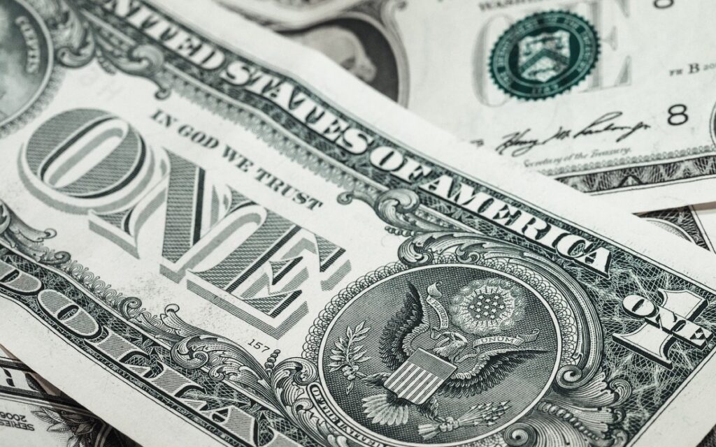 Peso cae a peor nivel y bitcóin se desploma ante temores por nueva variante de coronavirus