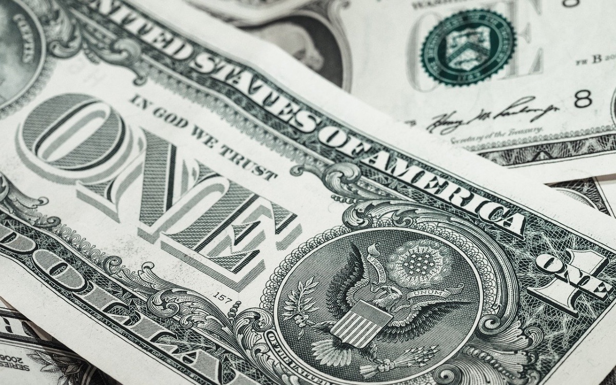 Peso cae a peor nivel y bitcóin se desploma ante temores por nueva variante de coronavirus