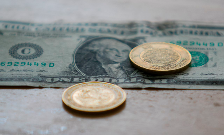 Peso mexicano cae a peor nivel desde marzo y roza los 21 pesos por dólar