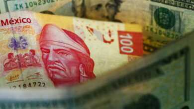 Peso pierde tras decisión de Banxico de elevar tasa de interés
