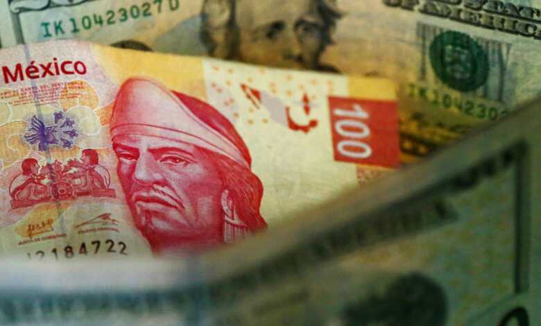 Peso pierde tras decisión de Banxico de elevar tasa de interés
