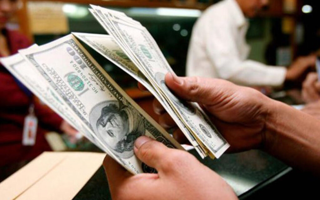 Peso toca su peor nivel en dos semanas ante fortalecimiento global del dólar
