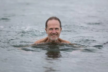 El escritor Philip Hoare, dentro del agua en la playa de la Nova Mar Bella, en Barcelona.