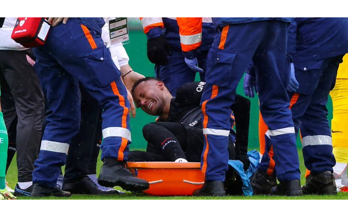 Pierde PSG a Neymar dos meses por lesión | Video
