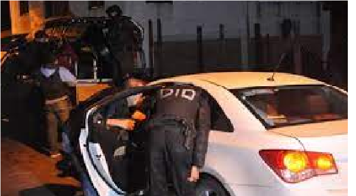 Policías balean a sujeto al oponerse a ser detenido por golpear a su esposa, en Querétaro