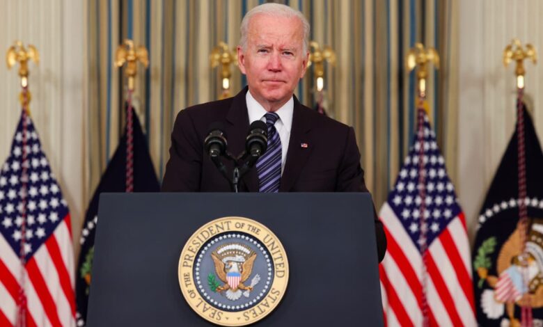 Popularidad de Biden cae a mínimos históricos, arrastrada por sus propios simpatizantes
