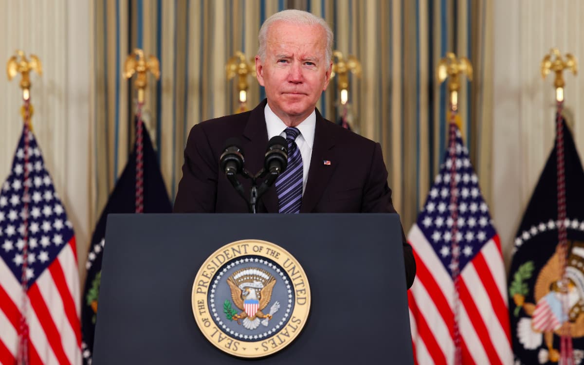 Popularidad de Biden cae a mínimos históricos, arrastrada por sus propios simpatizantes