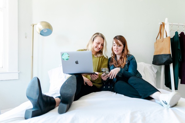 Por qué estos cofundadores convirtieron su podcast de sostenibilidad en un negocio respaldado por VC