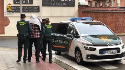 Guardias civiles conducen a Francisco Javier Almeida a un vehículo para su traslado al juzgado, el domingo.