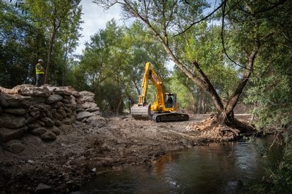 La retirada de un muro de 140 metros en Paracuellos del Jarama permitirá la creación de un nuevo depósito natural de agua que recargará el acuífero y las reservas subterráneas con 500 millones de litros de agua cada año, el equivalente a dos mil millones de cañas de cerveza.