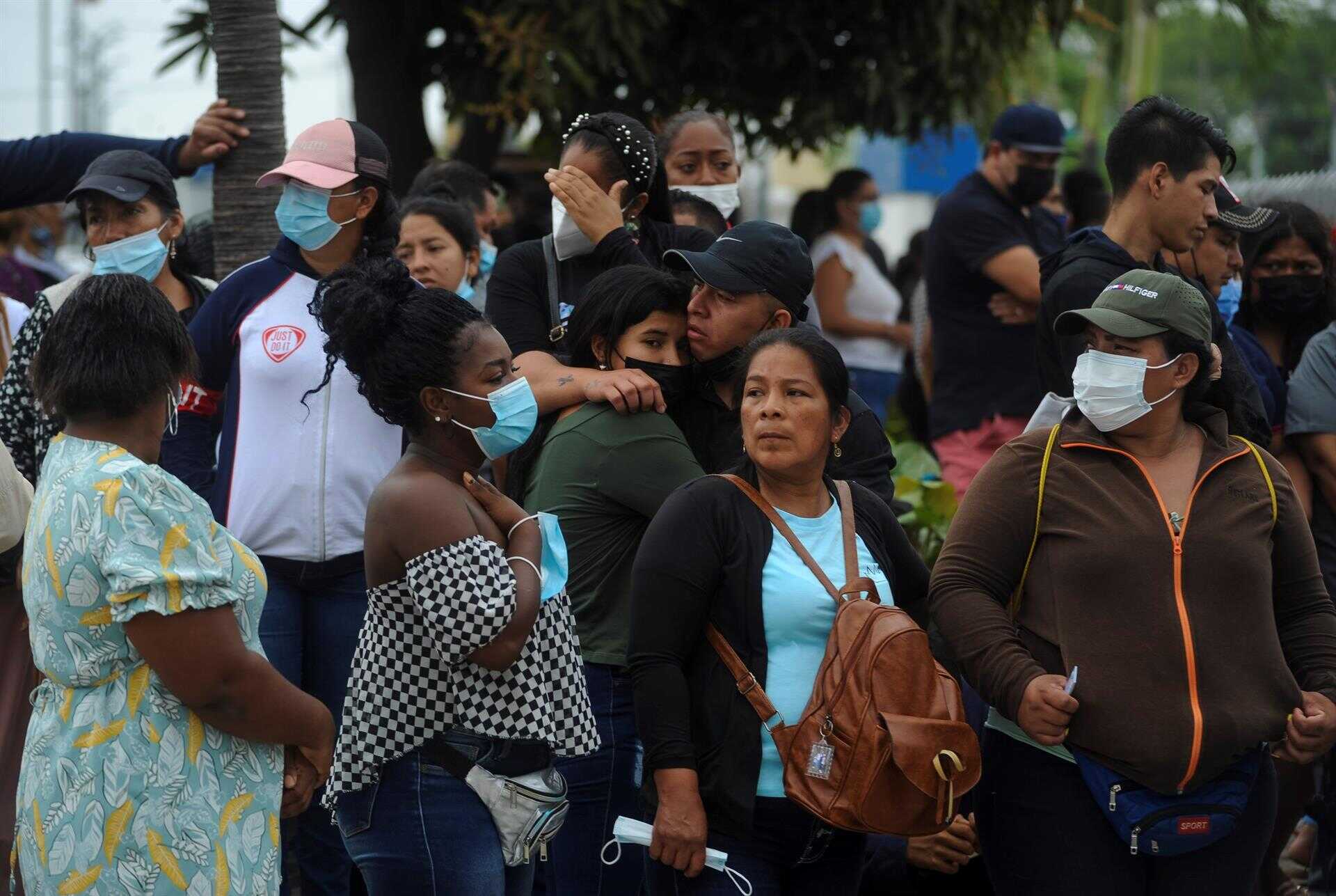 Quemados y mutilados: recuperan 61 cuerpos del masivo motín en una cárcel de Ecuador