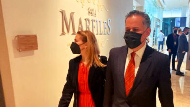Reaparece Santiago Nieto, acompañó a su esposa a evento con Samuel García