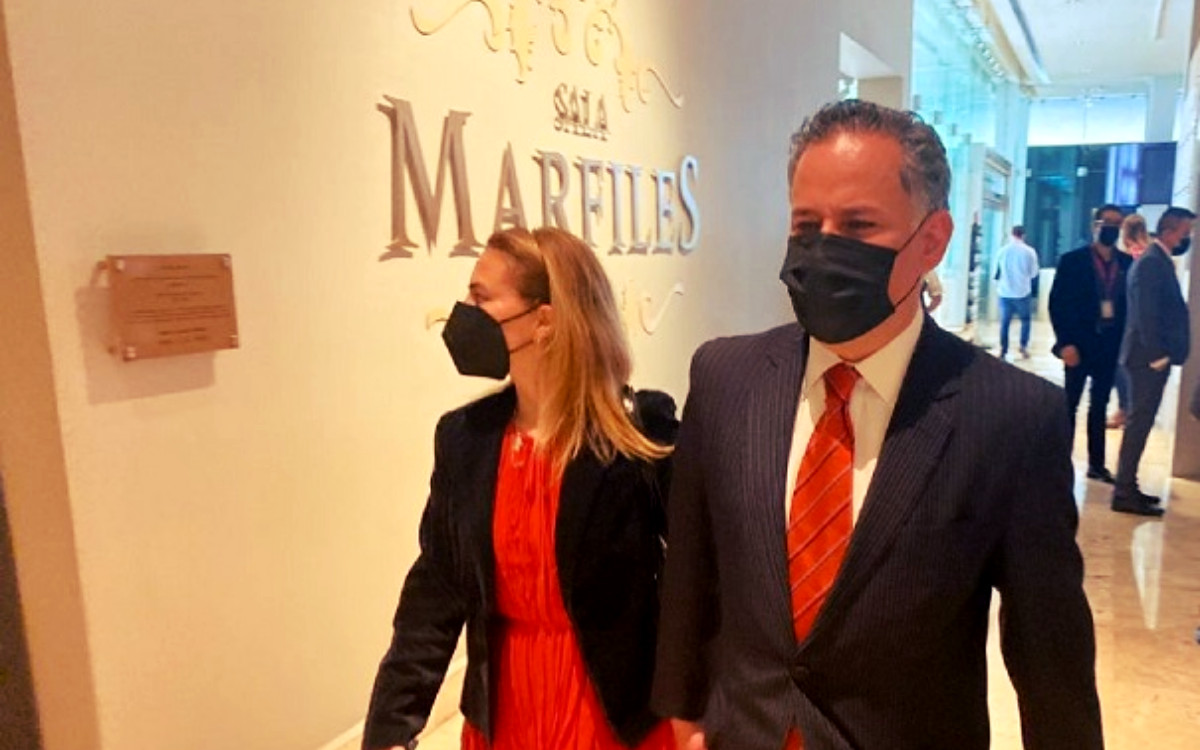 Reaparece Santiago Nieto, acompañó a su esposa a evento con Samuel García