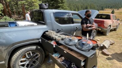 Rivian R1T Camp Kitchen: echa un vistazo a la versión final de la estación de cocina al aire libre de la camioneta eléctrica
