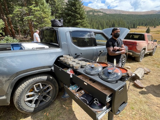 Rivian R1T Camp Kitchen: echa un vistazo a la versión final de la estación de cocina al aire libre de la camioneta eléctrica