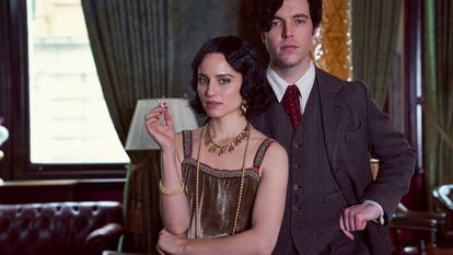 Tom Hughes y Dianna Agron, en 'El laureado'.