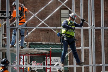 Dos trabajadores de la construcción el 8 de junio de 2020 en Nueva York.