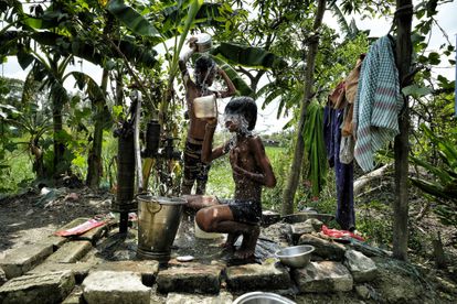 Sadare Alam y Roja se asean en casa de Sadare después de haber pasado toda la tarde correteando y jugando por la aldea.