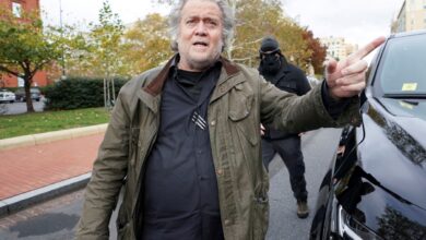 Se entrega Steve Bannon al FBI; se le acusa de obstruir investigación de ataque al Capitolio