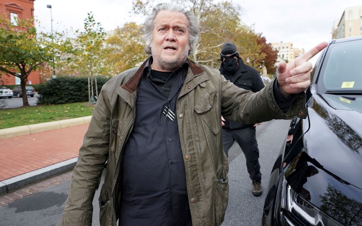 Se entrega Steve Bannon al FBI; se le acusa de obstruir investigación de ataque al Capitolio