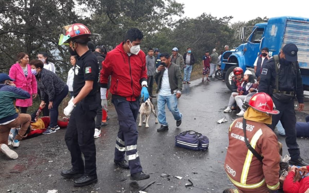Seis muertos por choque entre camión de carga y combi en Edomex