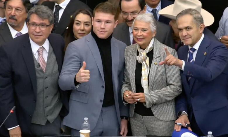 Senadores hacen fila para tomarse la foto con 'El Canelo' Álvarez