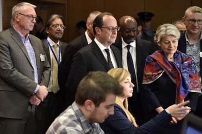 La entonces directora general de la Unesco, Irina Bokova (con un pañuelo), visita en 2017 junto al también entonces presidente de Francia, François Hollande, la sede del centro de investigación INRIA tras firmar ambas instituciones un acuerdo de colaboración para preservar y compartir el 'software' como un patrimonio cultural más.